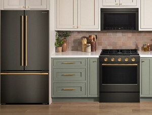 Une cuisine avec un îlot rempli de bols et d’assiettes de nourriture. On y voit aussi un four KitchenAid, un four à micro-ondes avec hotte intégrée KitchenAid et un réfrigérateur KitchenAid.