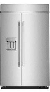 Un réfrigérateur encastré KitchenAid avec congélateur inférieur.