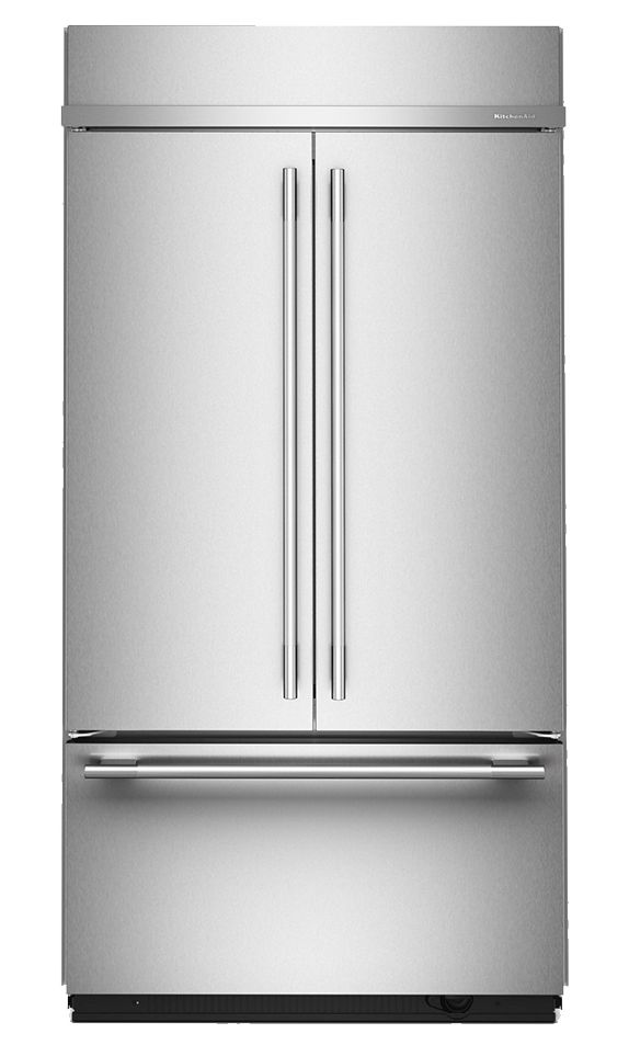 Un réfrigérateur encastrable avec un congélateur inférieur KitchenAid. À l'intérieur du réfrigérateur se trouvent une carafe de jus de fruits, des bacs à légumes, des boissons, des œufs, du beurre, des herbes fraîches, un plateau de nourriture et un compartiment rempli de fromage et de viande.