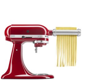 
                        Batteur sur socle KitchenAid rouge empire avec le coupe-pâtes
                              