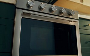 Un gros plan d’une cuisinière KitchenAid®.