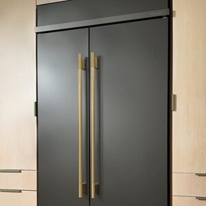 Une réfrigérateur minerai noir dans une cuisine moderne.