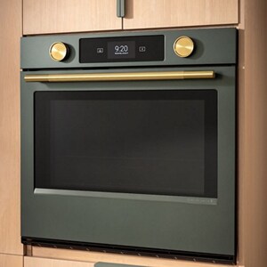 Une fours muraux genévrier dans une cuisine moderne.