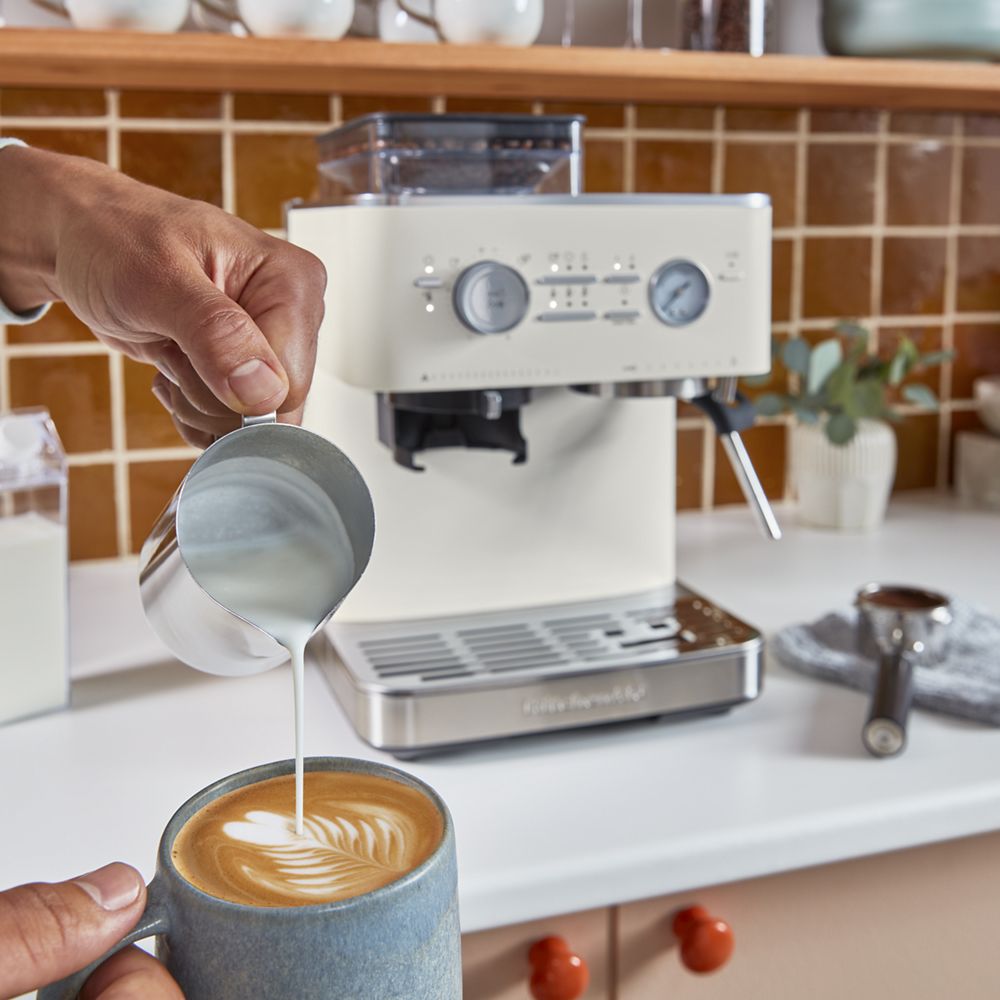 Machine à espresso semi-automatique avec moulin à meule