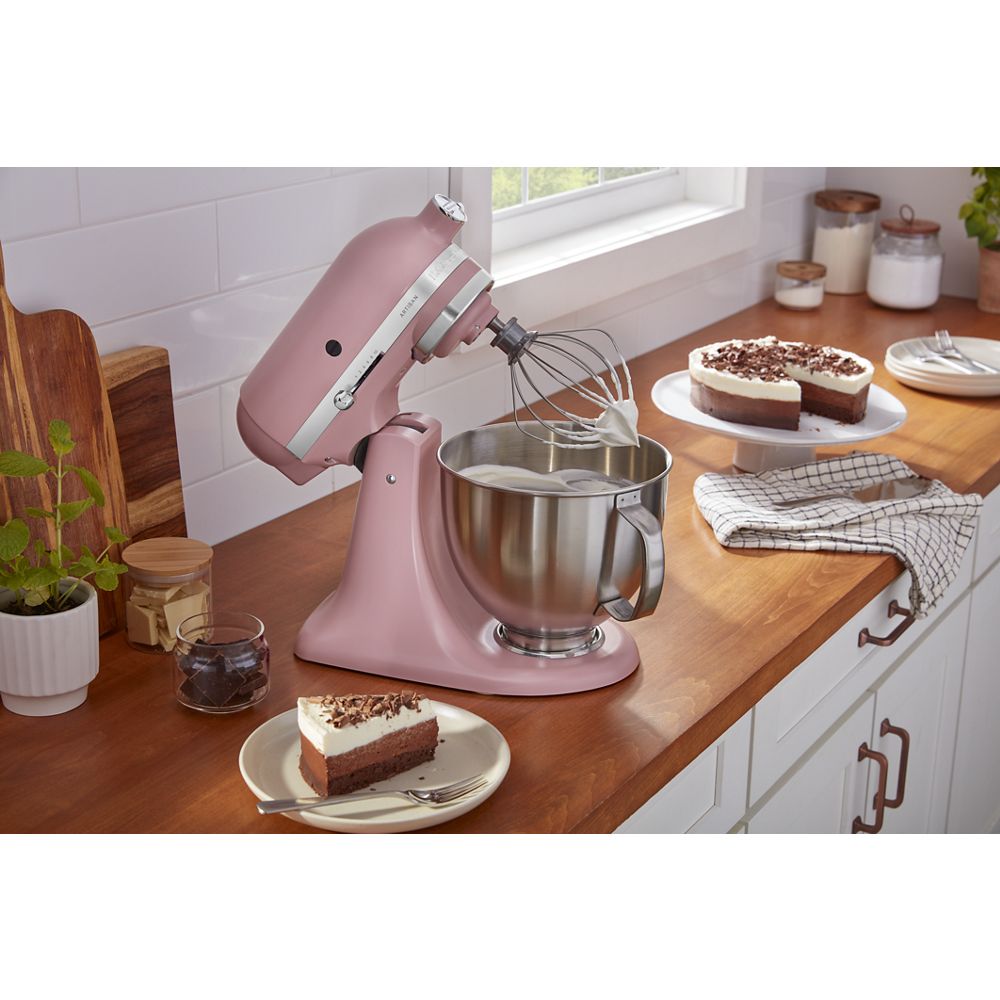 Batteur sur socle KitchenAid® de 5 pintes avec bol en acier inoxydable brossé.