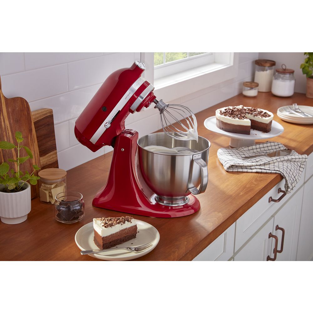 Batteur sur socle KitchenAid® de 5 pintes avec bol en acier inoxydable brossé.