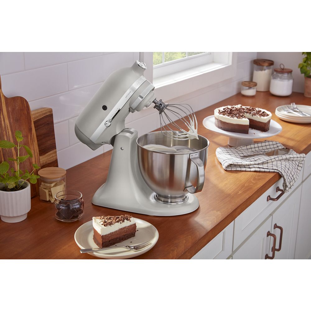 Batteur sur socle KitchenAid® de 5 pintes avec bol en acier inoxydable brossé.