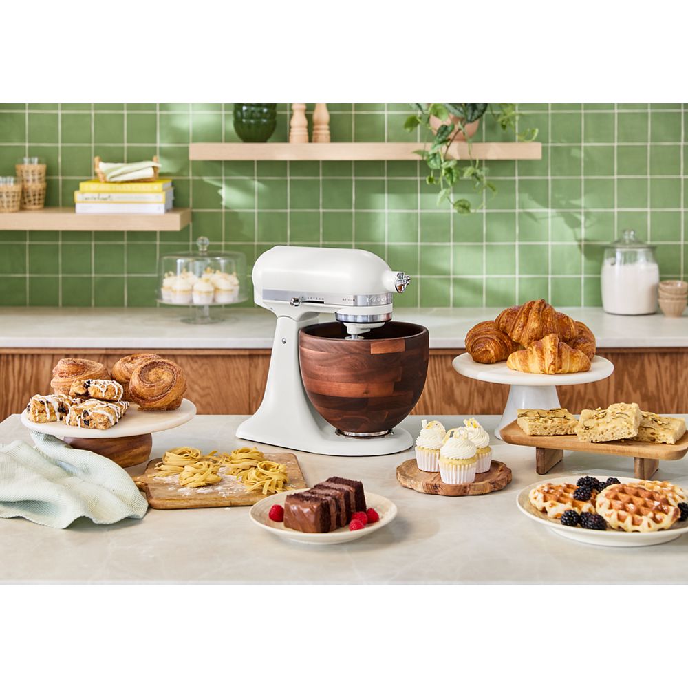 Batteur sur socle à tête inclinable de la série Artisan® KitchenAid® de 5 pintes avec bol en bois de noyer, KSM156WBPL