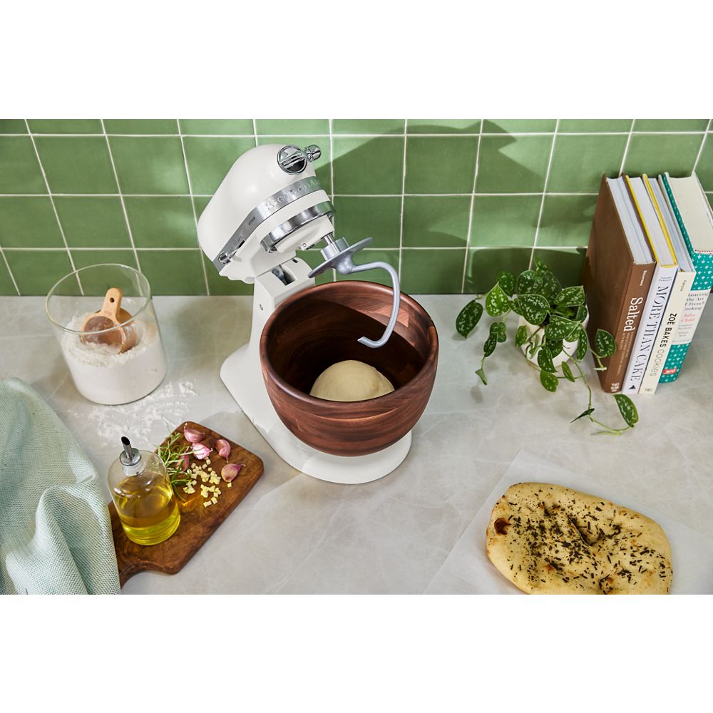Batteur sur socle à tête inclinable de la série Artisan® KitchenAid® de 5 pintes avec bol en bois de noyer, KSM156WBPL