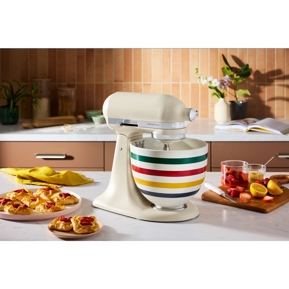 Batteur sur socle à tête inclinable KitchenAid® Artisan® Plus avec rayures de La Baie d'Hudson™